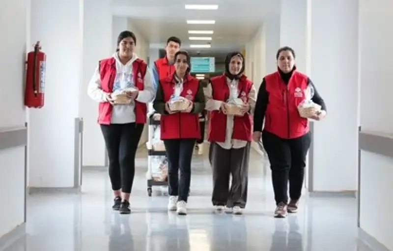 Vakfın Şartı Yerine Getirildi: Minik Hastalara Meyve İkramı