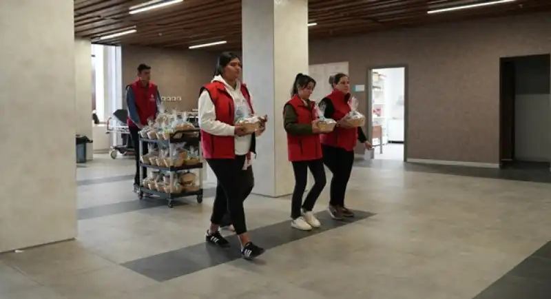 Vakfın Şartı Yerine Getirildi: Minik Hastalara Meyve İkramı