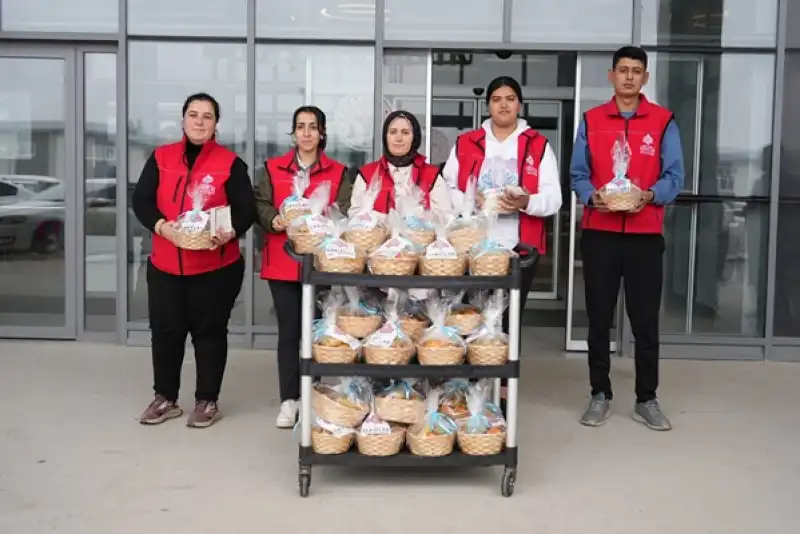 Vakfın Şartı Yerine Getirildi: Minik Hastalara Meyve İkramı