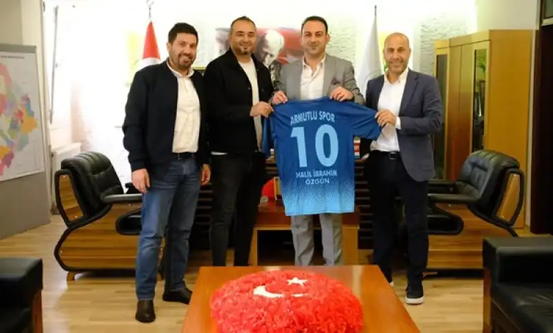 Başkan Özgün’e, Armutluspor Forması Hediye Edildi