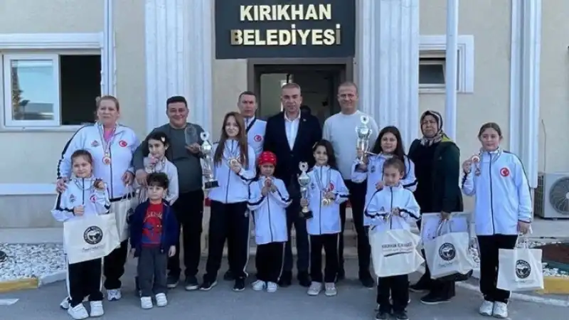Kırıkhanlı Sporcular Antalya’da Dünya şampiyonasında önemli Dereceler Elde Etti