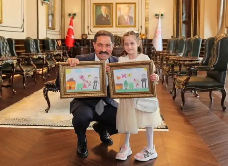 Vali Masatlı Bazı Hediyeler Vardır, Duvara Asılır; Bazıları Ise Doğrudan Kalbe Asılır