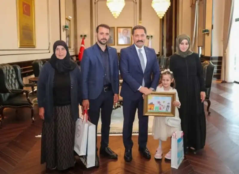 Vali Masatlı Bazı Hediyeler Vardır, Duvara Asılır; Bazıları Ise Doğrudan Kalbe Asılır