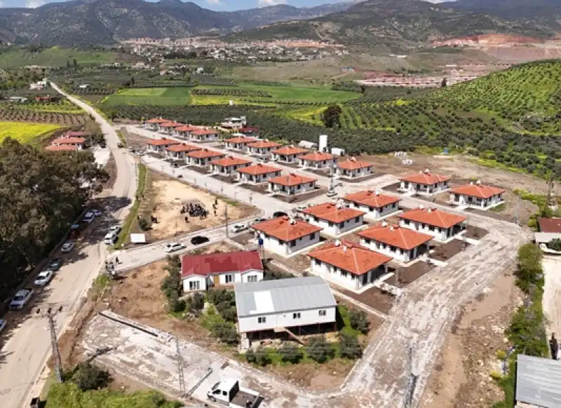 Kırıkhan Karamağara’da Köy Evleri Hak Sahiplerine Teslim Edildi