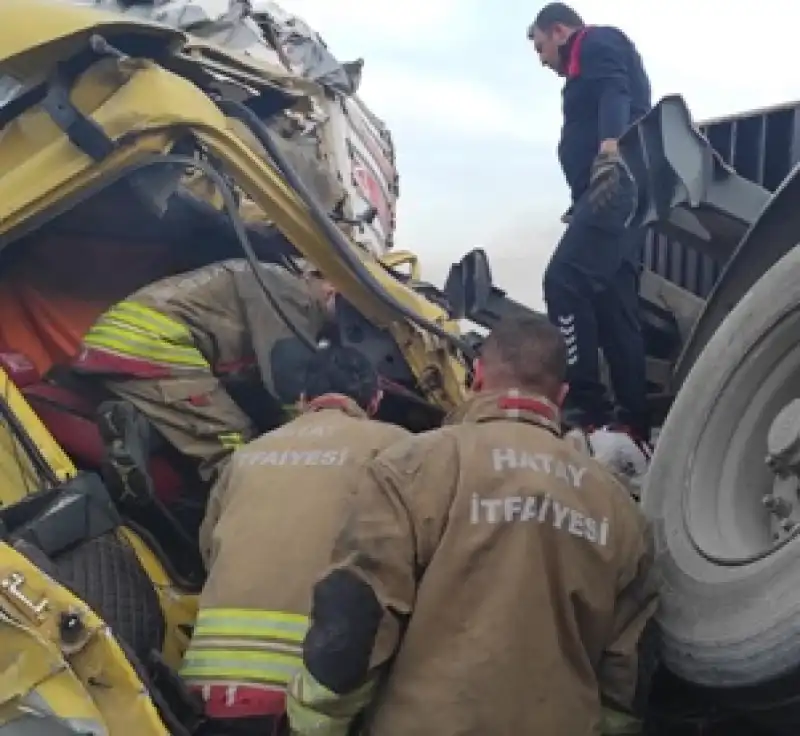 TIR Kazasında Üç Kişi Yaralandı