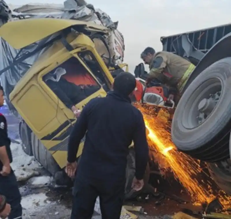 TIR Kazasında Üç Kişi Yaralandı