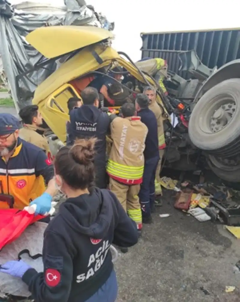 TIR Kazasında Üç Kişi Yaralandı