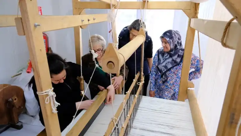 İpek El Dokumacılığı Kursu İle Geleneksel Miras Geleceğe Aktarılıyor