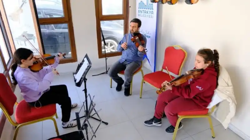 Ücretsiz Keman Kursları Devam Ediyor