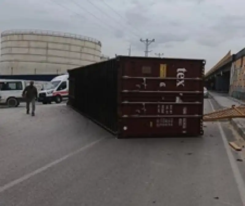 Fırtına Tırdaki Konteyneri Köprüden Uçurdu!