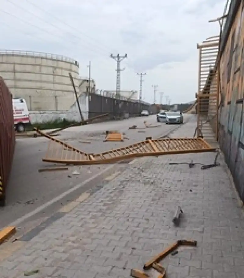 Fırtına Tırdaki Konteyneri Köprüden Uçurdu!