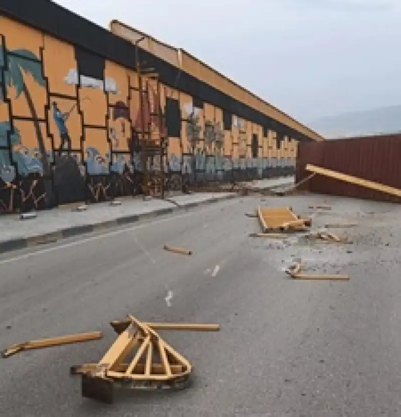 Fırtına Tırdaki Konteyneri Köprüden Uçurdu!