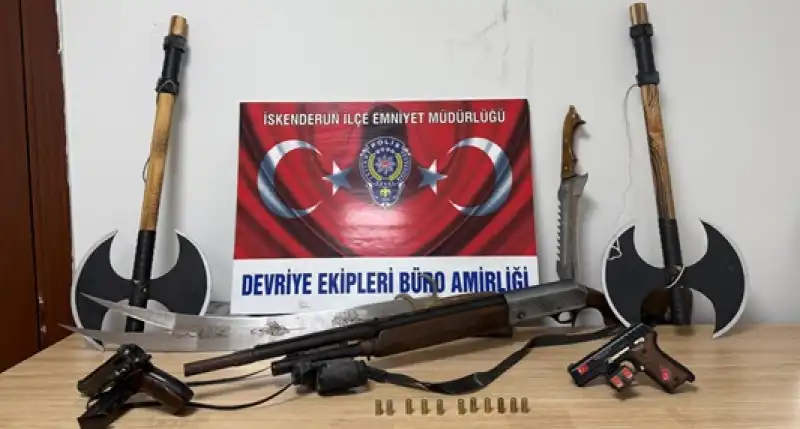 Bir Evde Silah Ve Kesici Aletler Ele Geçirildi