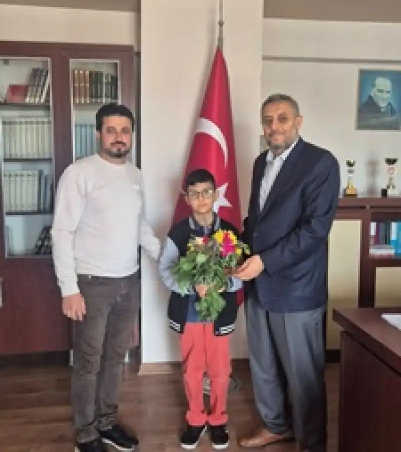 Minik Öğrenciden İlçe Müftüsüne Anlamlı Ziyaret