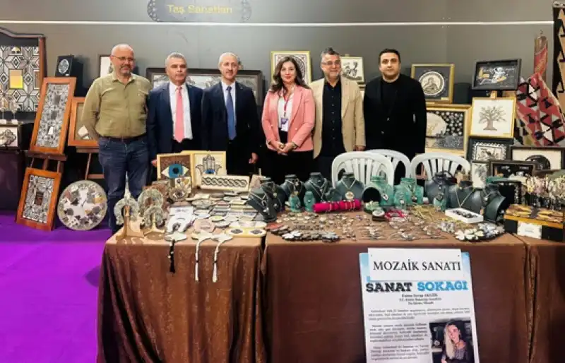 Rektör Prof. Dr. Veysel Eren Beraberindeki Heyetle Mobilya Fuarı’nı Ziyaret Etti