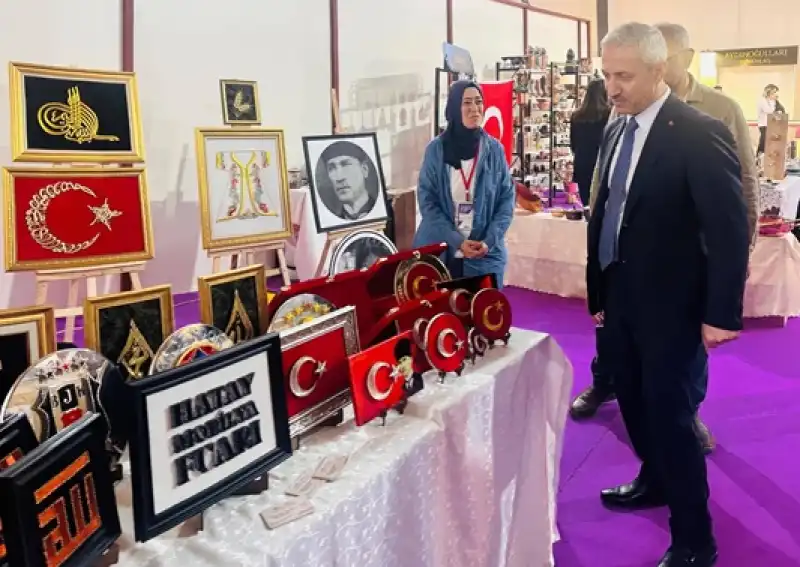 Rektör Prof. Dr. Veysel Eren Beraberindeki Heyetle Mobilya Fuarı’nı Ziyaret Etti