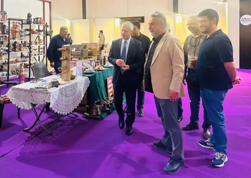 Rektör Prof. Dr. Veysel Eren Beraberindeki Heyetle Mobilya Fuarı’nı Ziyaret Etti