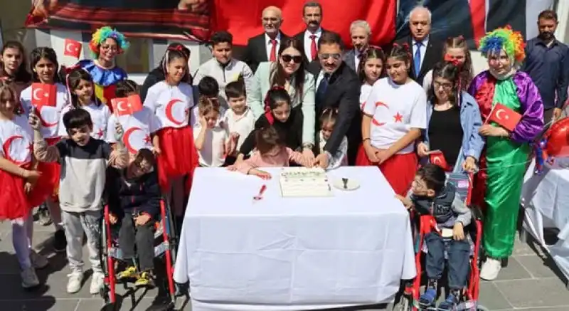 Masatlı Çiftinin En Özel 23 Nisan Kutlaması!