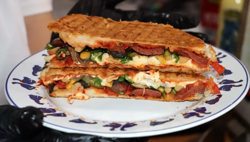 Depremden Sonra Yeniden Başladı Tost Lezzetiyle Gönülleri Fethetti