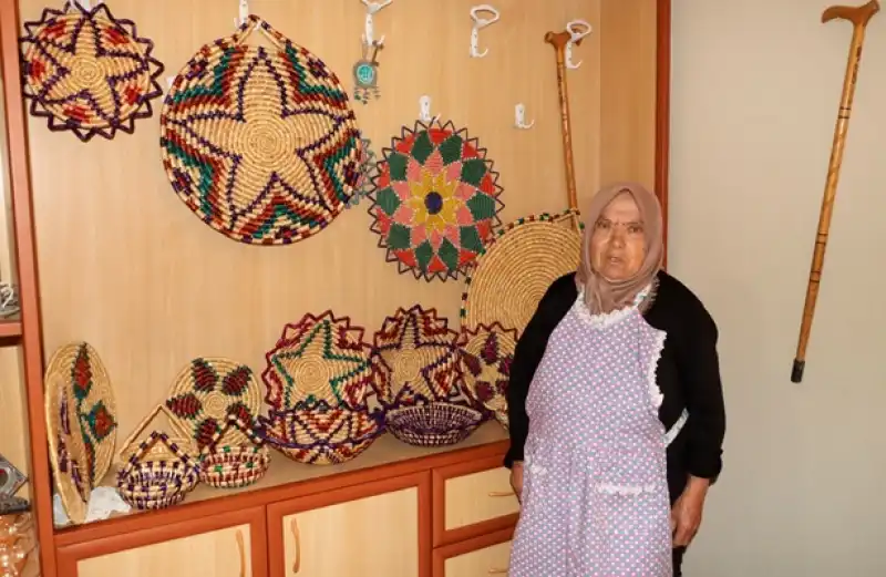 66 Yıldır Buğday Sapına Hayat Veriyor: Altınkaya’da Fatma Özalp’in Sessiz Ustalığı