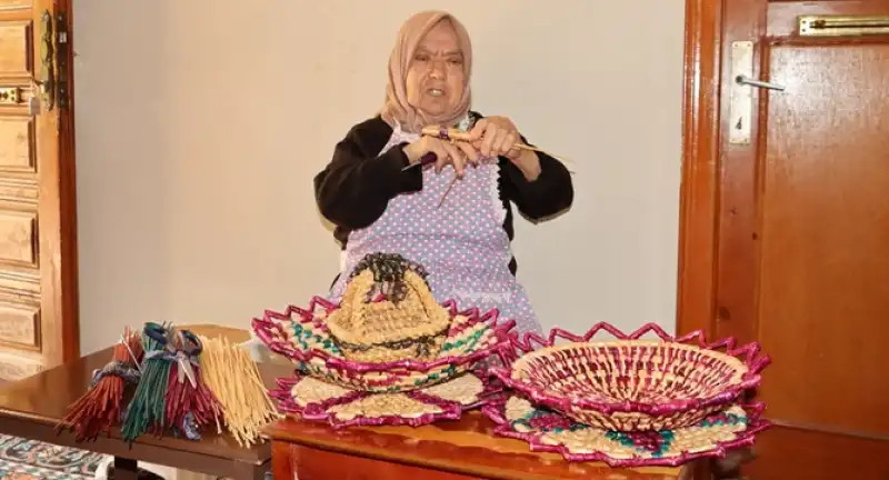 66 Yıldır Buğday Sapına Hayat Veriyor: Altınkaya’da Fatma Özalp’in Sessiz Ustalığı