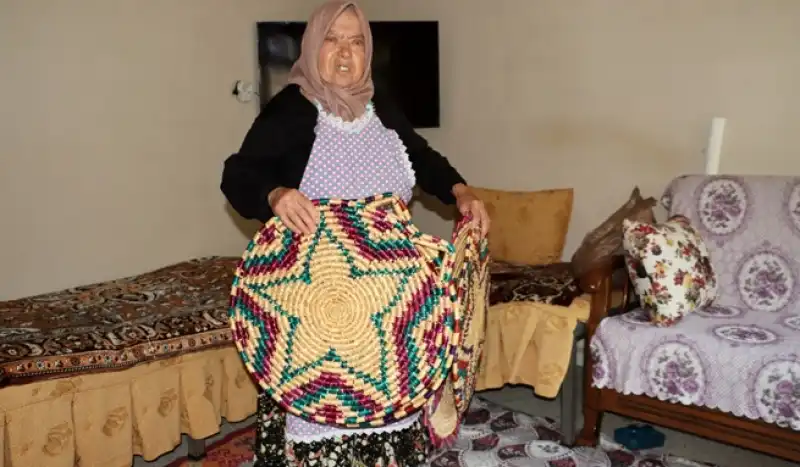 66 Yıldır Buğday Sapına Hayat Veriyor: Altınkaya’da Fatma Özalp’in Sessiz Ustalığı