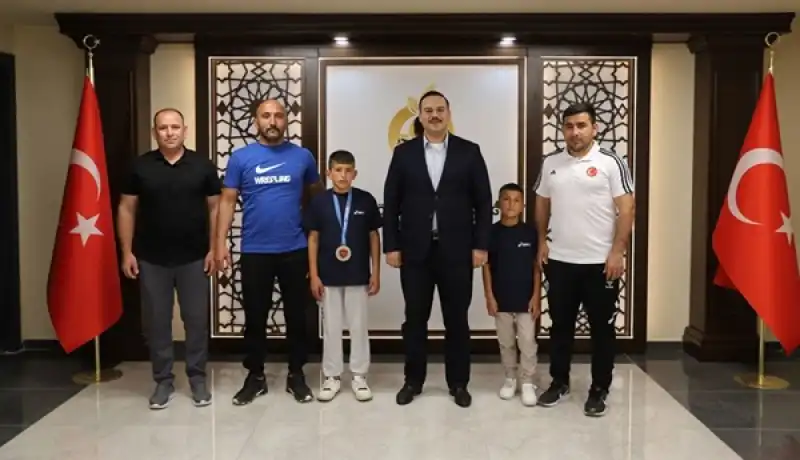 Altınözü’nü Gururlandıran Berat Köleoğlu Kaymakam Şahin’i Ziyaret Etti