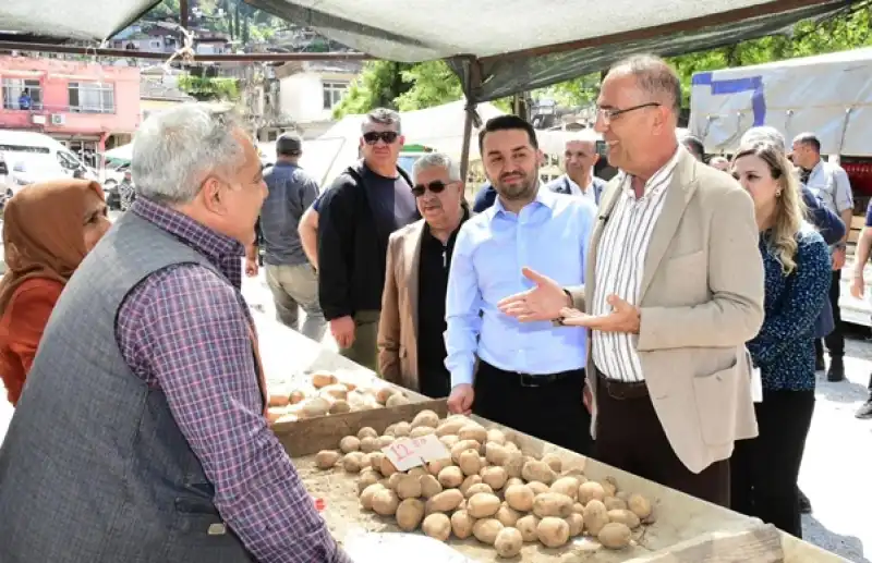 Başkan Yapar, Pazar Yerinde Vatandaşlar Ve Esnafla Bir Araya Geldi