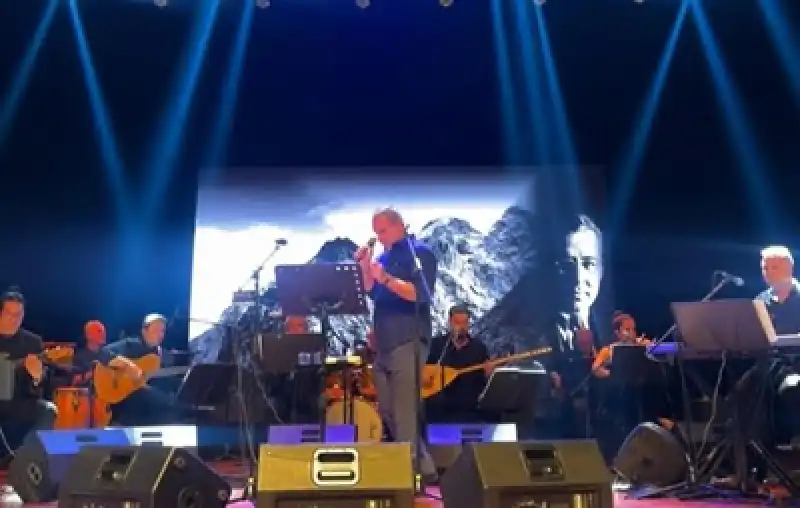 ASİ-DER'liler Hataylı ünlü Sanatçı Hilmi Yarayıcının 'ustalara Saygı' Konserinde...