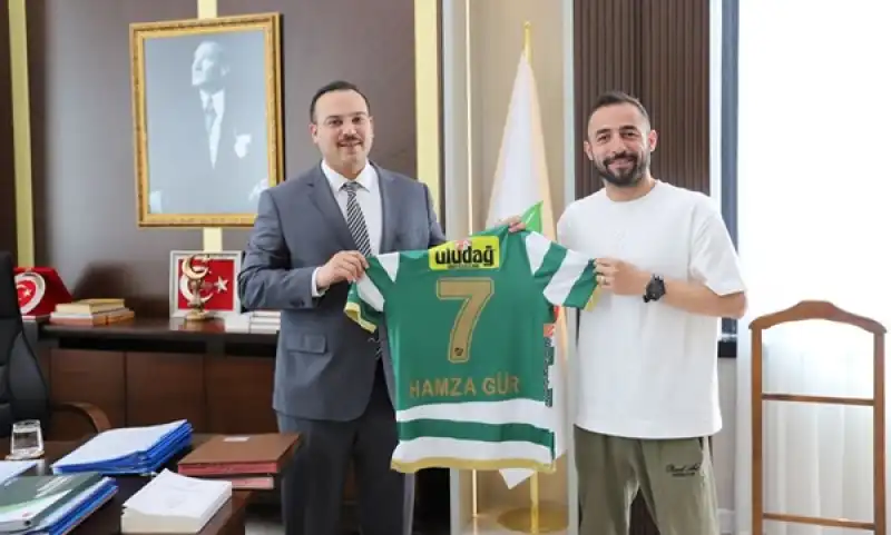 Altınözülü Futbolcu Ömer Gür’den Kaymakam Şahin’e Ziyaret