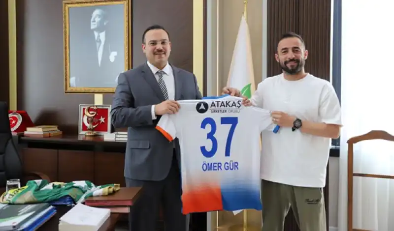 Altınözülü Futbolcu Ömer Gür’den Kaymakam Şahin’e Ziyaret