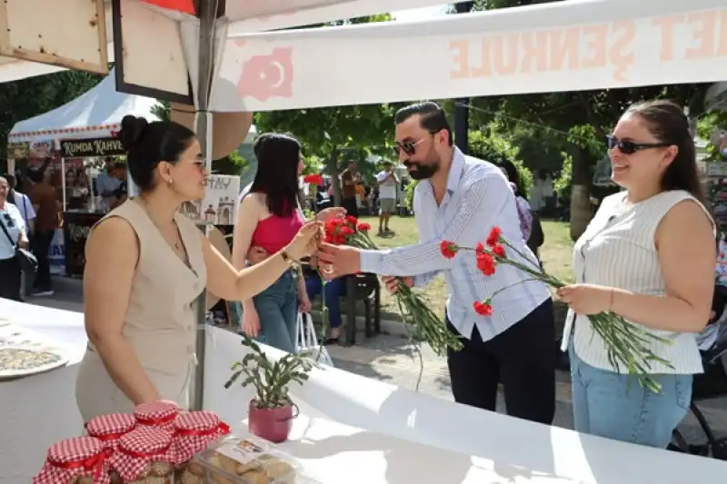 Başkan Köse’den Annelere Çiçekli Kutlama