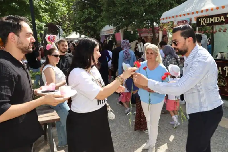Başkan Köse’den Annelere Çiçekli Kutlama