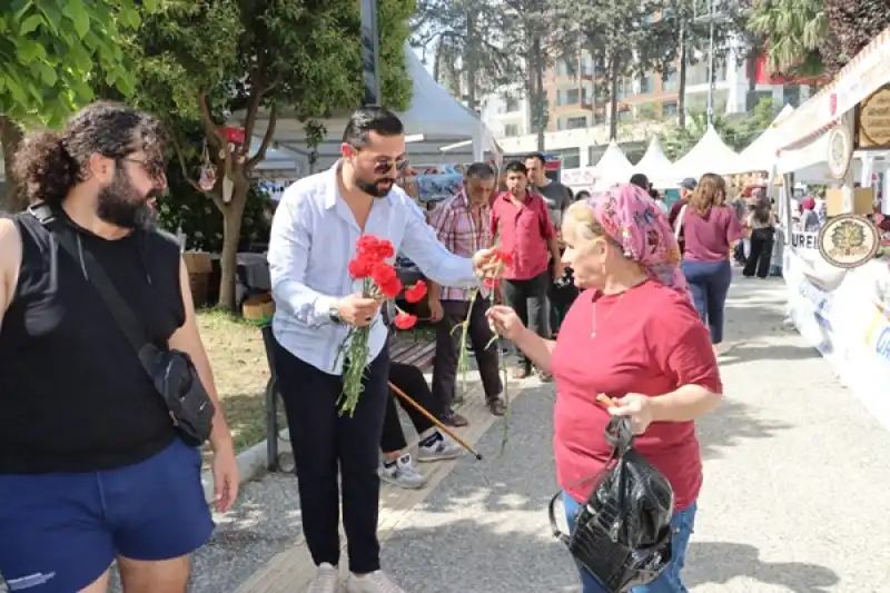 Başkan Köse’den Annelere Çiçekli Kutlama