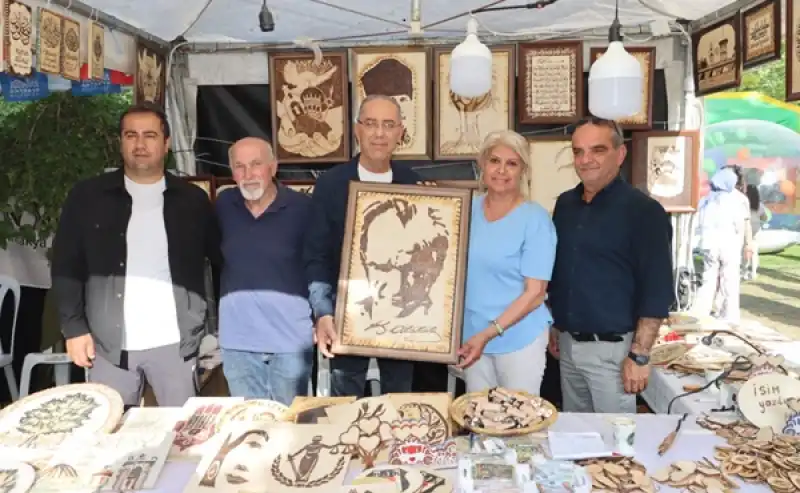 Gülbol Çiftinden Başkan Yapar’a Atatürk Portresi Hediyesi