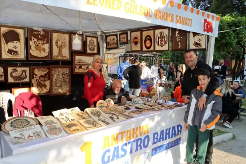 Anneler Günü’nde Tezgâh Başında Sanat Mesaisi