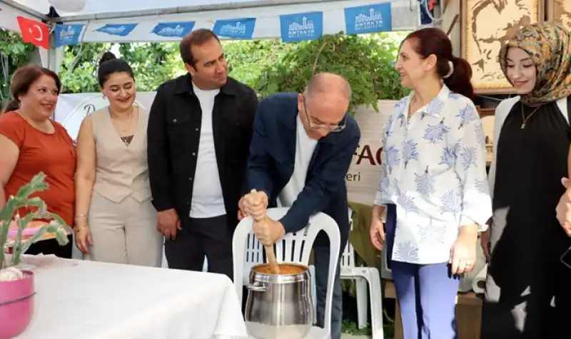 Başkan Yapar, Antakya Gastro Bahar Festivali’nde Aşur Dövdü