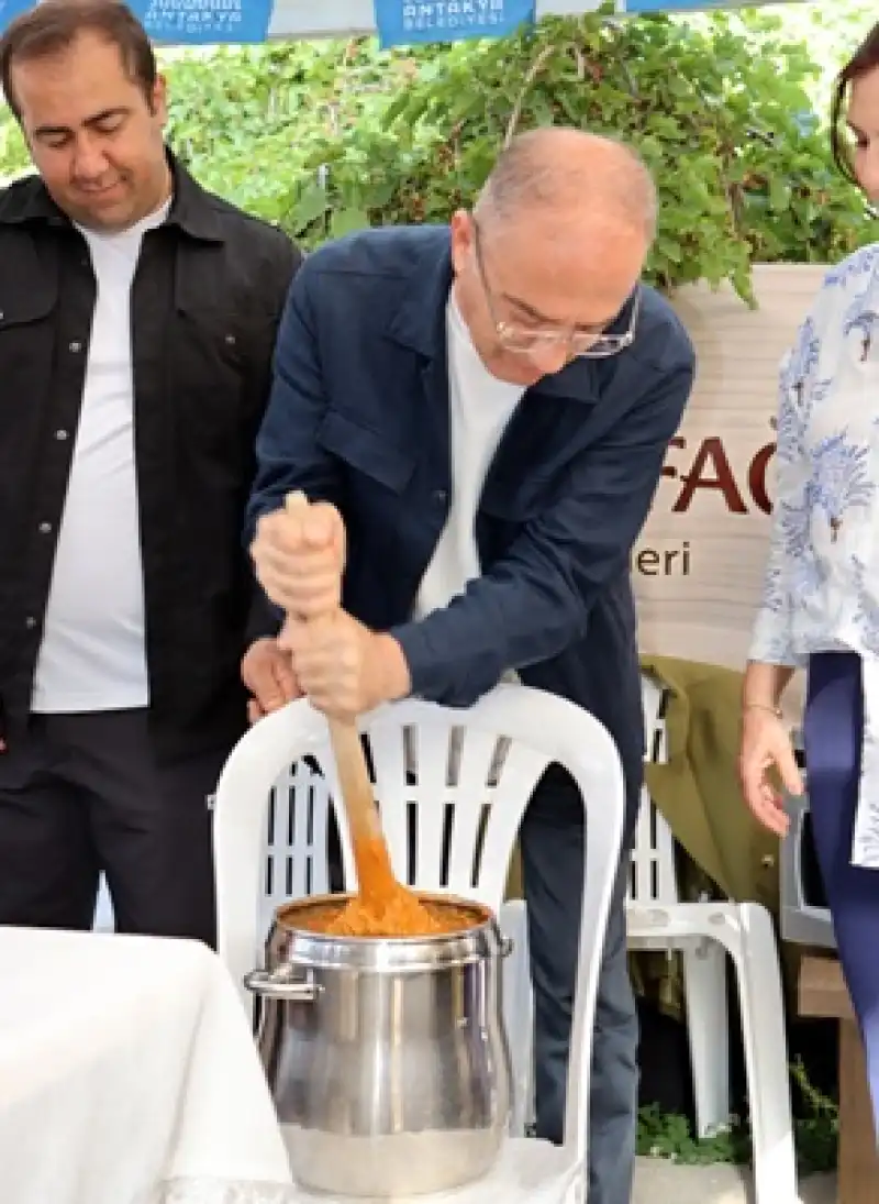 Başkan Yapar, Antakya Gastro Bahar Festivali’nde Aşur Dövdü