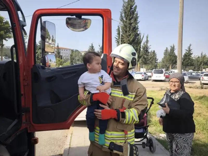 Araç İçerisinde Mahsur Kalan Çocuk Kurtarıldı