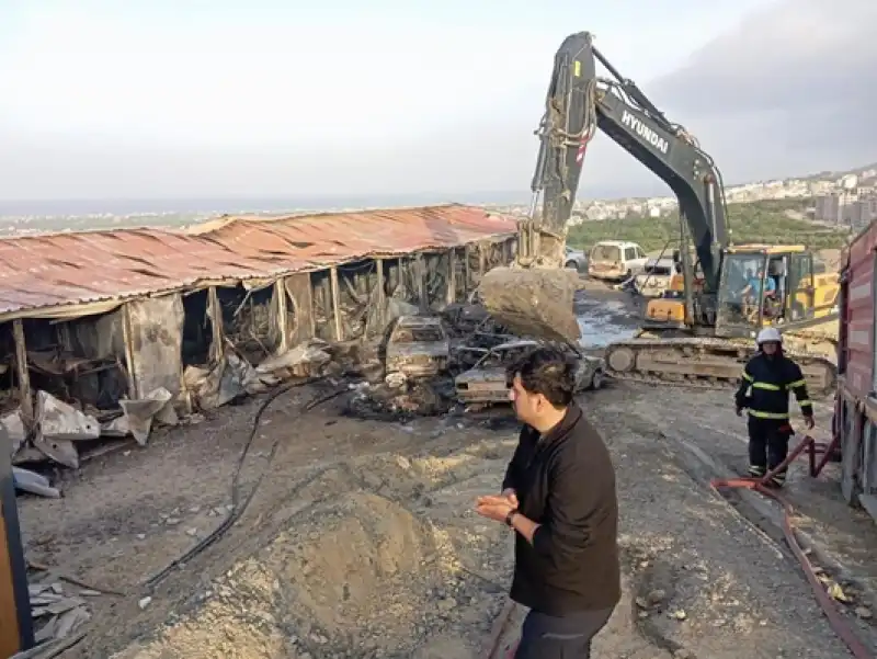 Yangında Inşaat Şantiyesi Ve 8 Araba Küle Döndü!