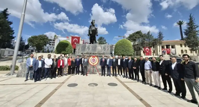 CHP Hatay İl Başkanlığı’ndan Atatürk Anıtı’na Çelenk