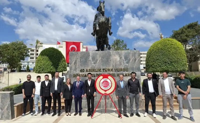 CHP Hatay İl Başkanlığı’ndan Atatürk Anıtı’na Çelenk