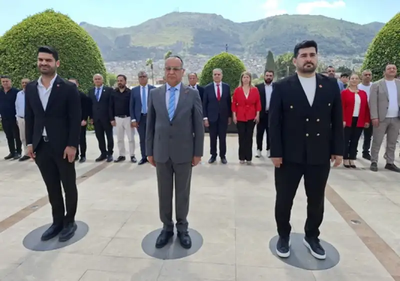 CHP Hatay İl Başkanlığı’ndan Atatürk Anıtı’na Çelenk