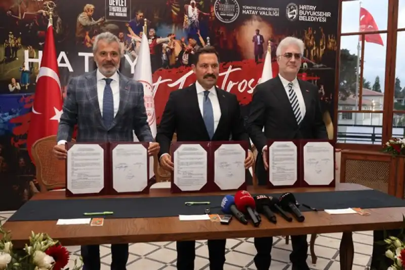 Devlet Tiyatroları Tarihi Meclis Binasında Perdelerini Açtı