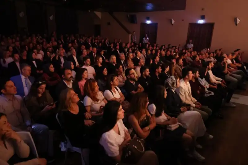 Devlet Tiyatroları Tarihi Meclis Binasında Perdelerini Açtı