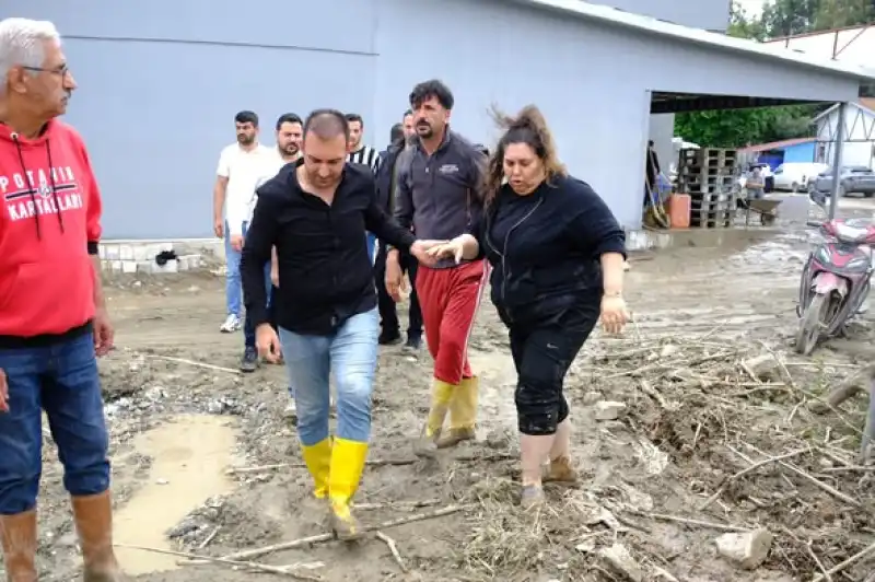 Başkan Özgün, Sel Felaketinden Etkilenen Mahalleleri Ziyaret Etti