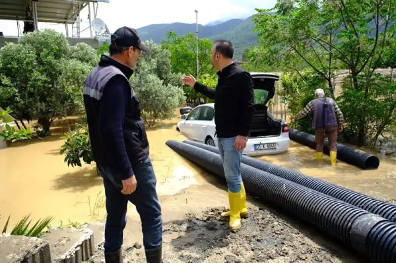 Başkan Özgün, Sel Felaketinden Etkilenen Mahalleleri Ziyaret Etti
