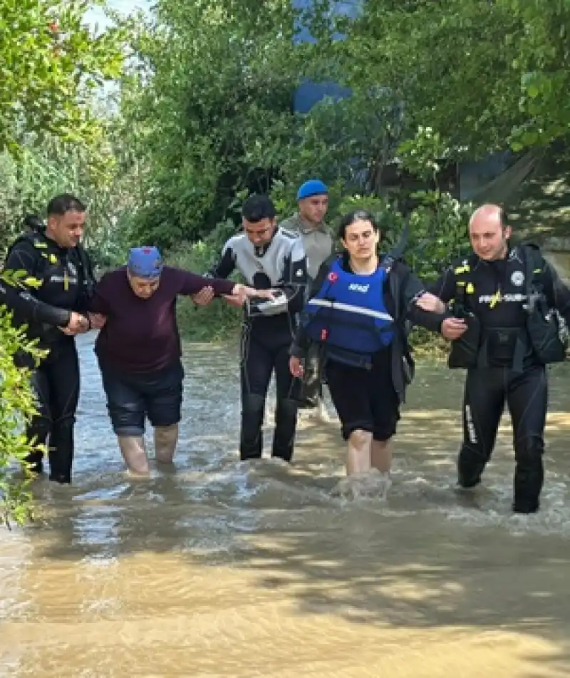 HBB İtfaiyesi’nden Kurtarma Seferberliği: 29 Kişi Güvenli Bölgeye Alındı