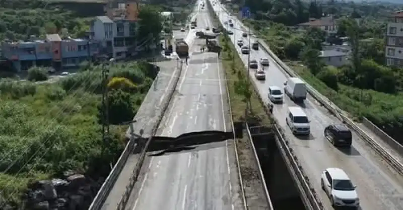 Karaçay Köprüsü’nde Çökme: Trafik Kontrollü Sağlanıyor