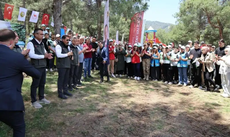 Vali Masatlı Gençlerle Ormanları Temizledi 